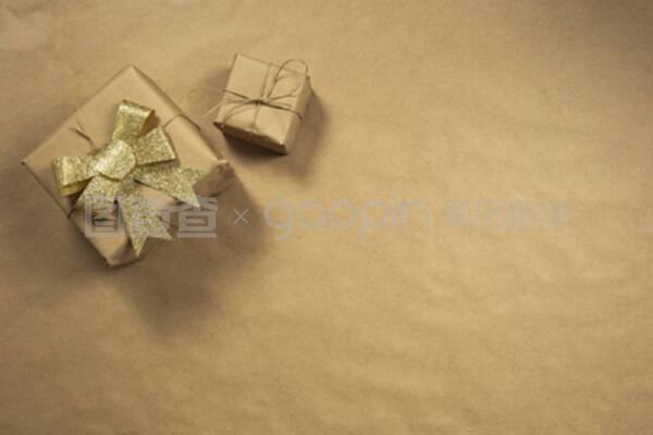 生日、情人节、母亲节的棕色纸礼盒和金色缎带包装装饰